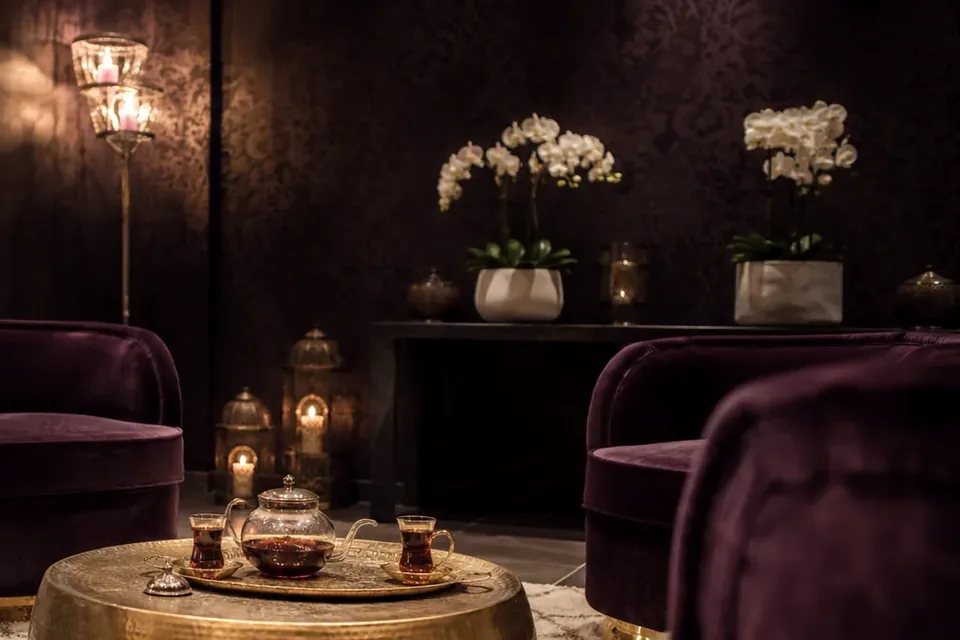 Elena Masaj Salonu, Zeytinburnu — bekleme salonu, koltuklar ve ışık